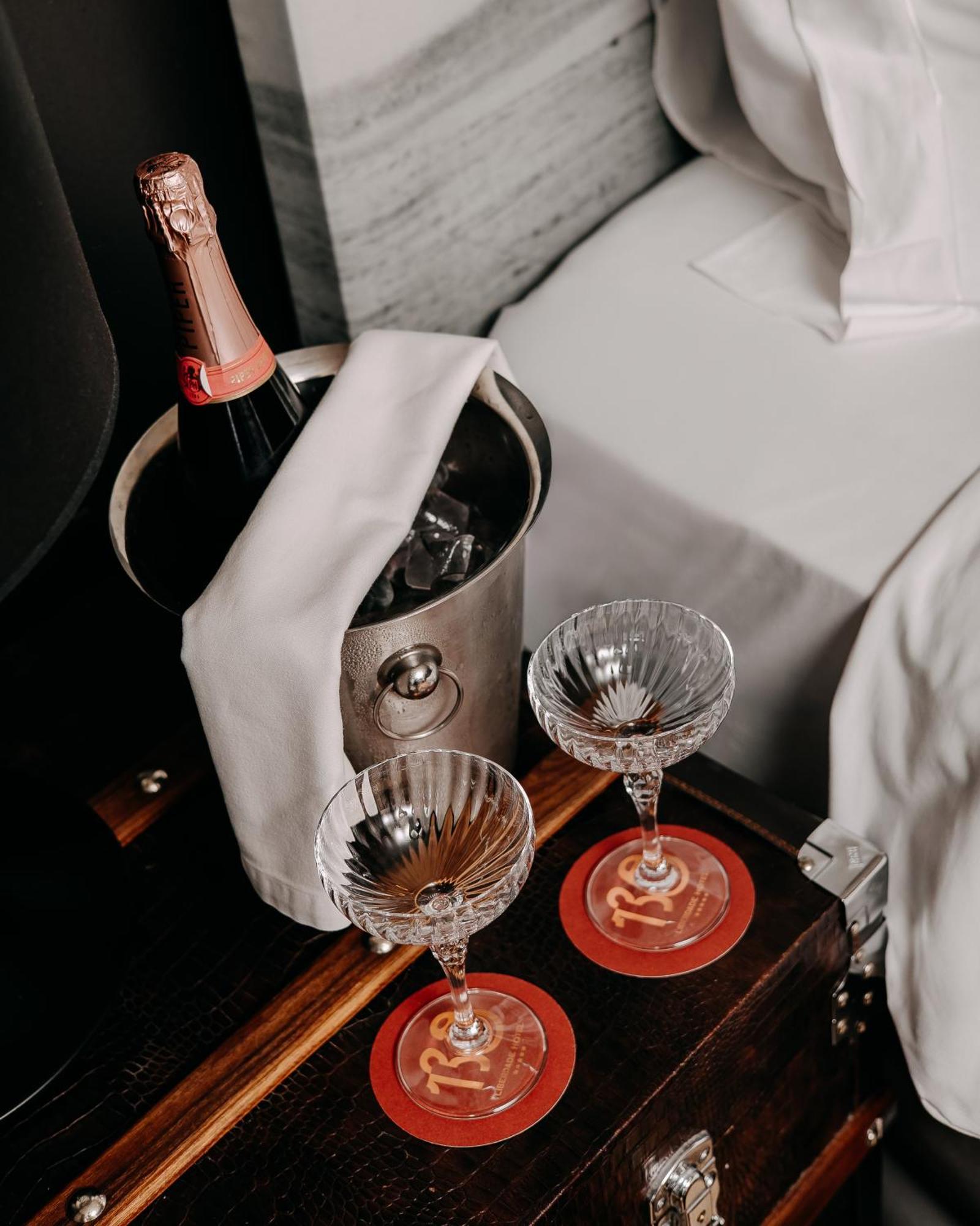 138 Liberdade Hotel Lissabon Buitenkant foto Champagne in a cooler